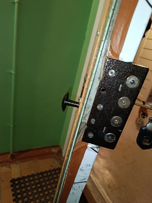 Продам входную дверь