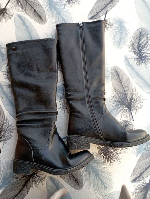 Ayollar uchun qishki etik.