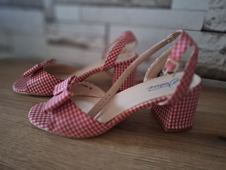 Невероятни сандали в червено-бяло каре