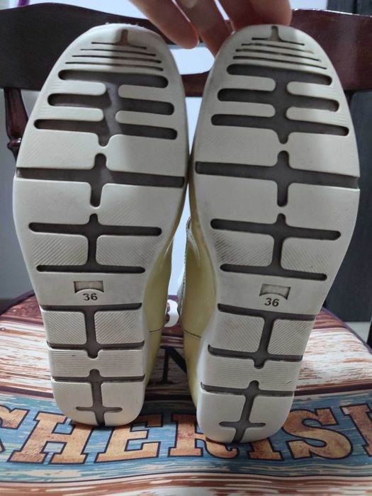 Ghetuțe Camper din piele naturală mărimea 36