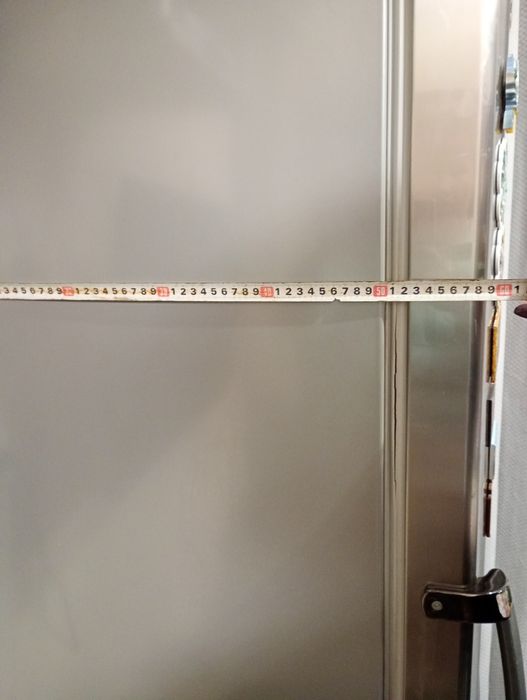 Хладилник с една малка забележка която не пречи ,взимане от място