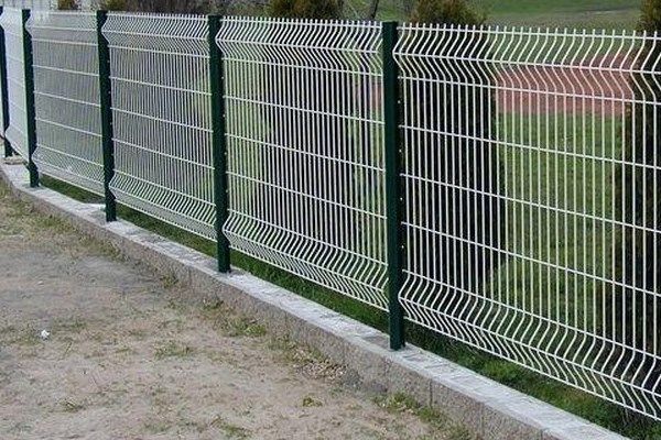Construim garduri din plasă bordurata