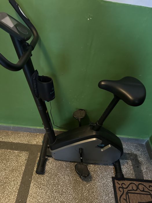 Велоергометър с поставка за вода