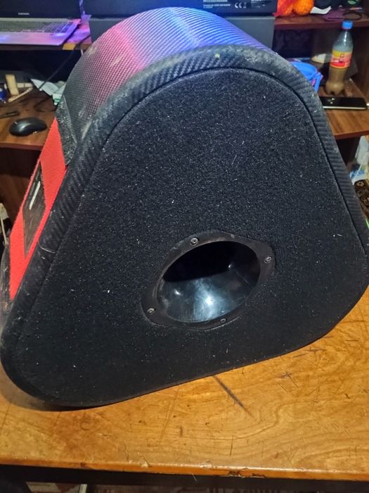 Vând un bas auto de putere mare dif cu 2 bobine 1200 de wați la 2 omy