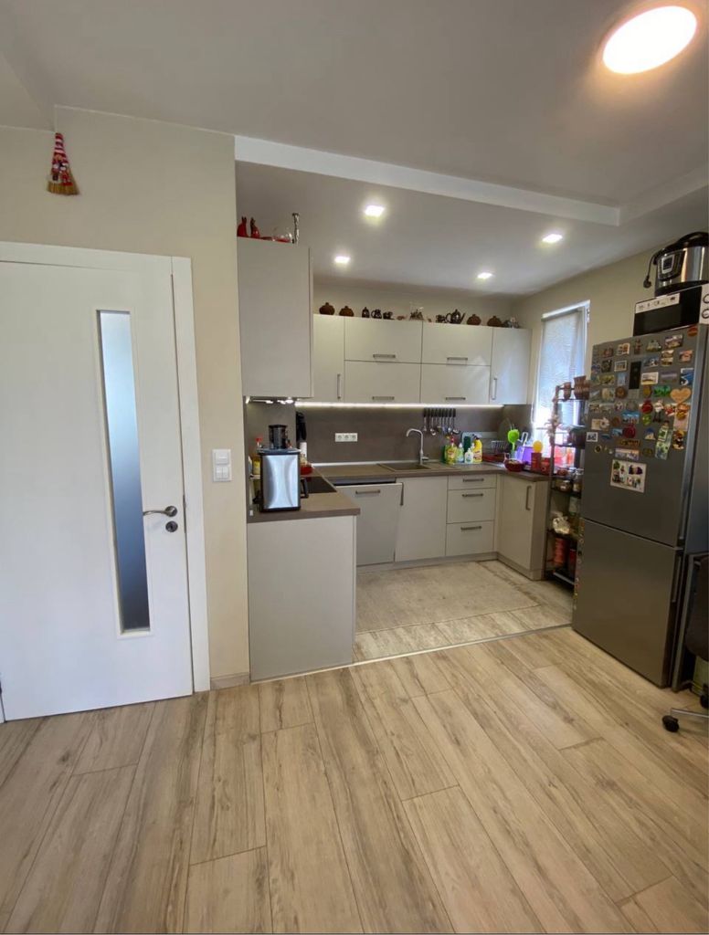 Продава се Тристаен апартамент в Варна, Базар Левски - 100 кв.м за 2350 €/кв.м - Снимка #13