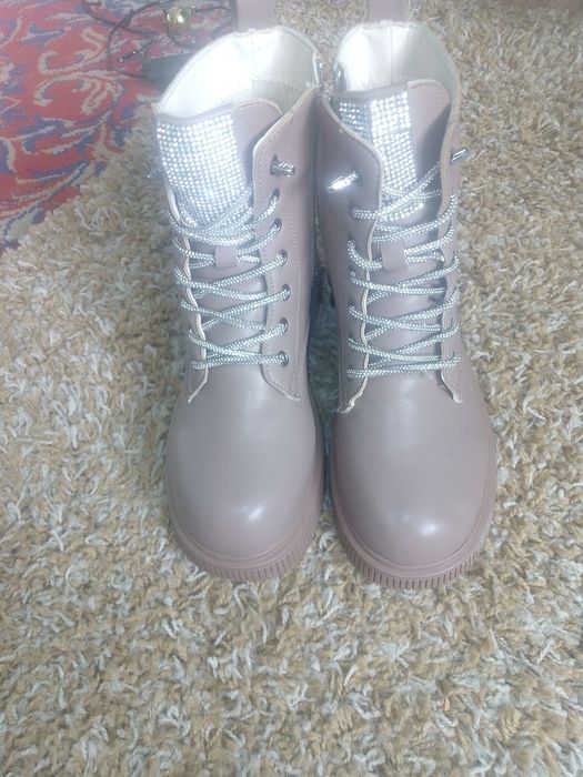 Vând o pereche de ghete noi