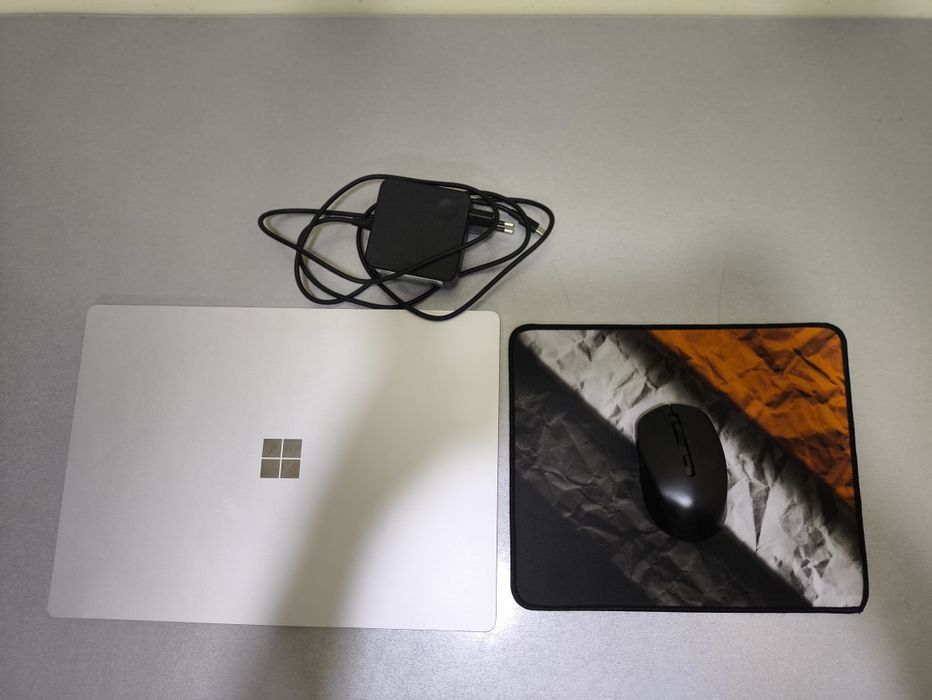 Microsoft Surface laptop 3 2K 15 katta ekran. Core i 7 kuchli