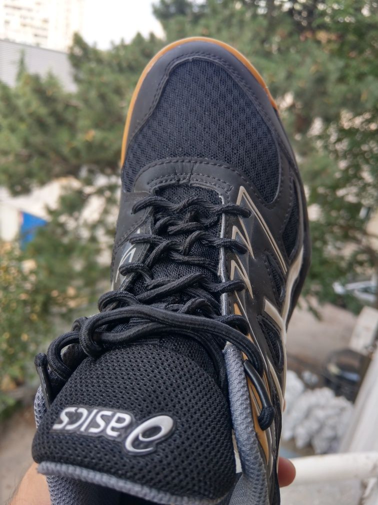 Резервирани.Asics Upcourt 4. 40,5нм. 25,5см.