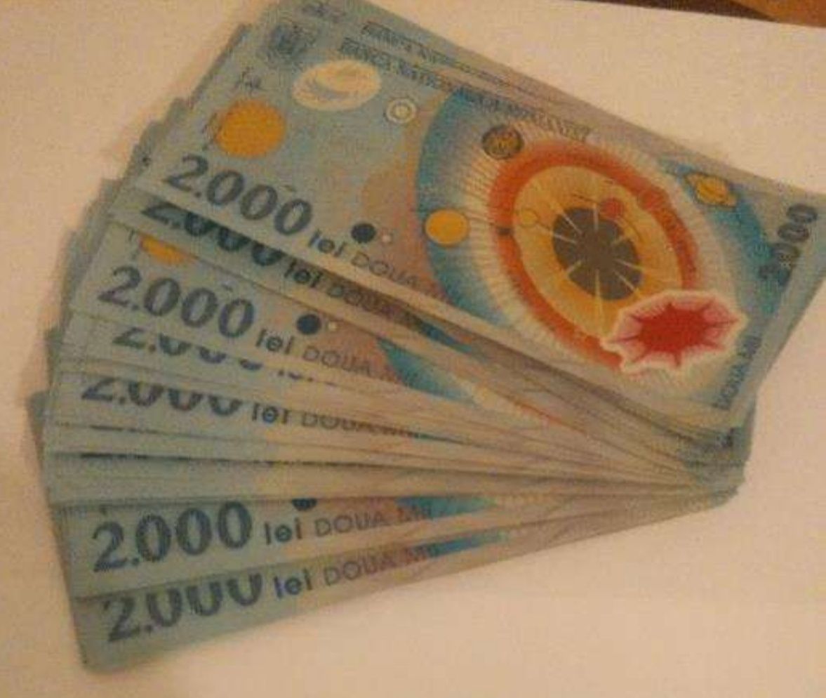 100 de bancnote eclipsa 2000 lei noi