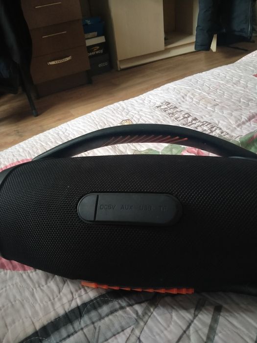 Колонка работает как от сети так и на аккумуляторе