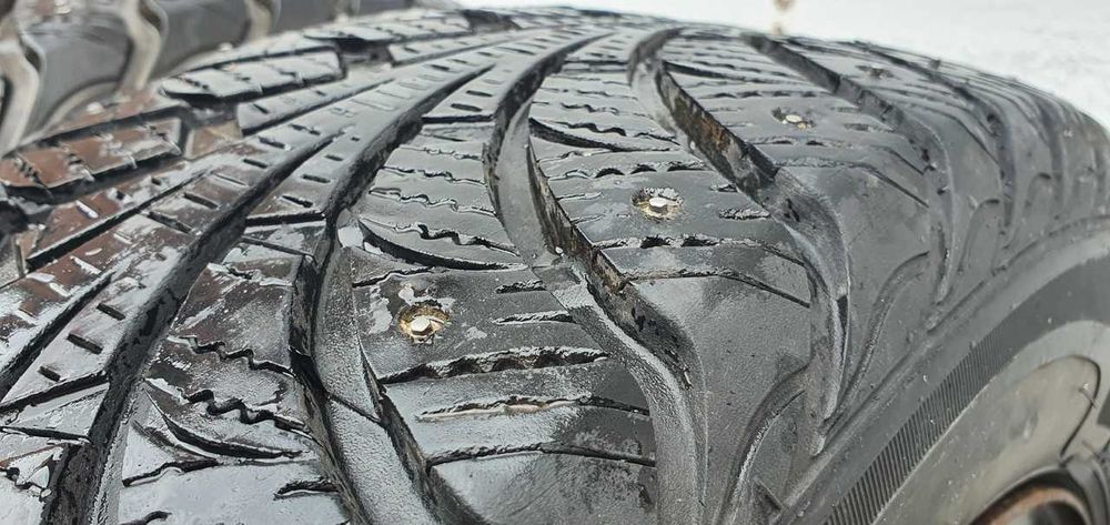 Два зимних шипованных колеса в сборе 195/60 R15 Toyota  Chevrolet