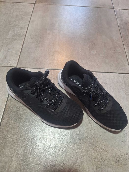 Adidasi Under Armour, nr.39, intr-o stare foarte buna,aproape noi