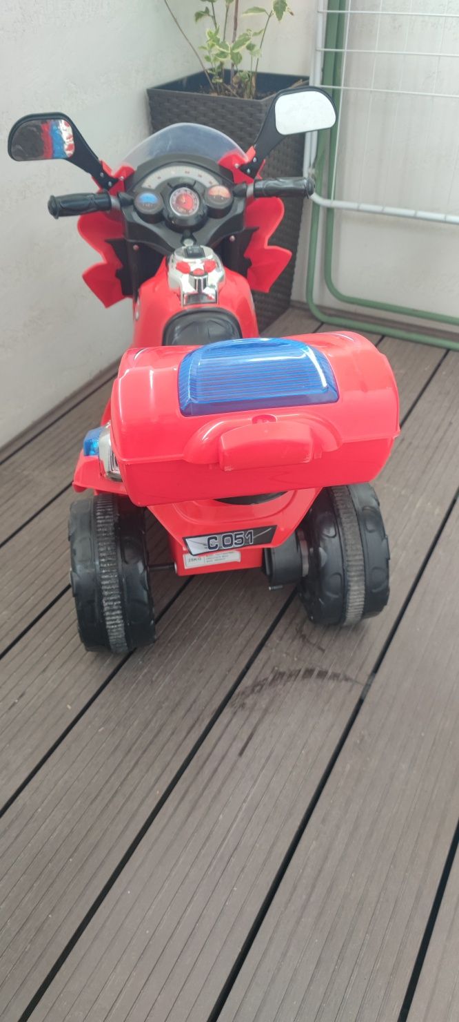 Детско моторче с акумулаторна батерия
