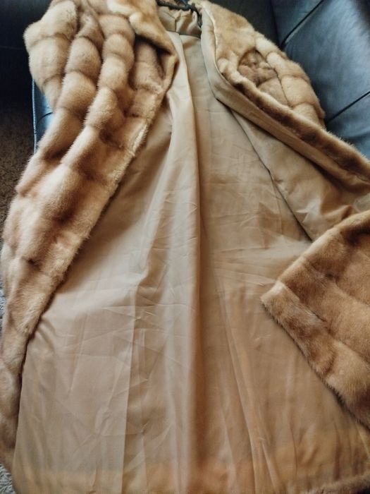 Vând haina de blană naturală