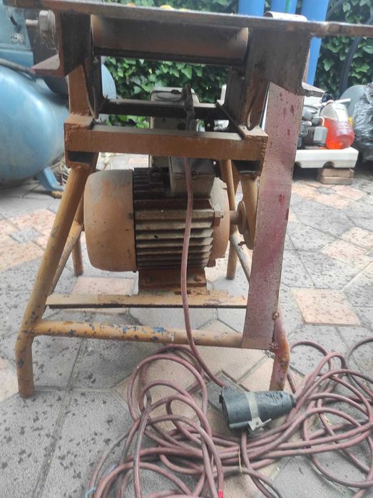 Abric profesional cu motor de 7  kw are si despicator de lemne