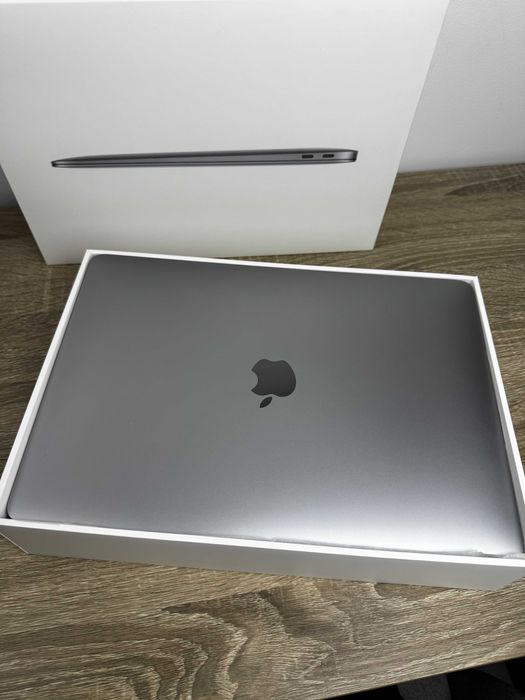 MacBook Air 13" M1 (2020) - Space Grey, 8GB RAM, 256GB SSD