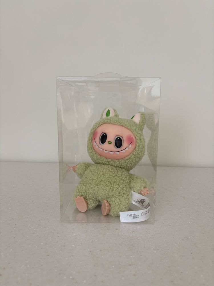 Labubu в коробке