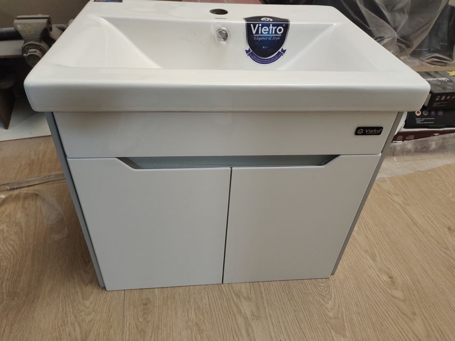 Новая раковина с тумбой подвесная