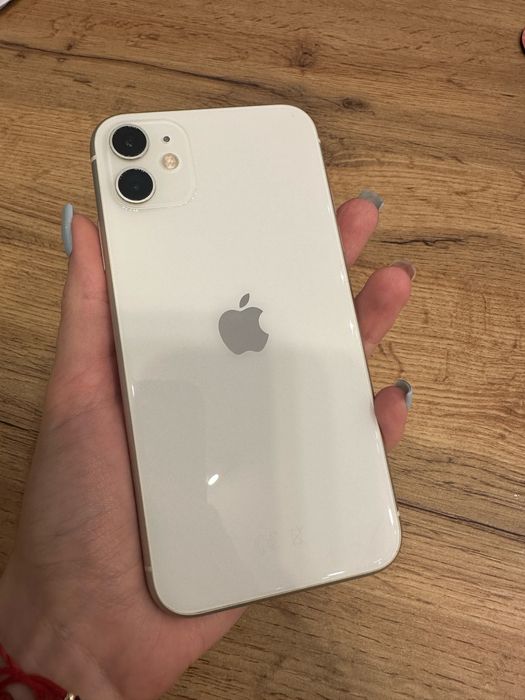iPhone 11 + слушалки и 9 кейса