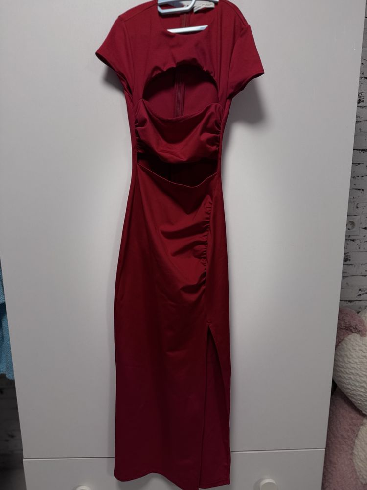 Червена рокля Bershka по тялото