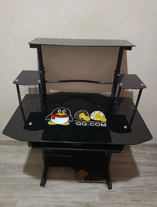 Компьютерный столик и клавиатура