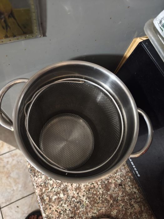 Vând oala inox cu capac de sticla și cuva de plasa