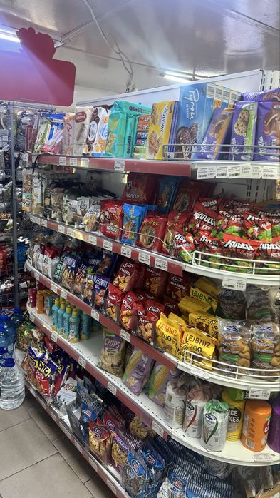 Островен стелаж за магазин