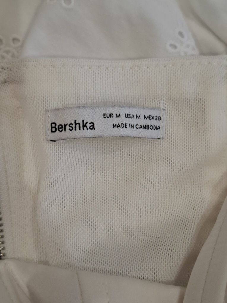 Бял топ от BERSHKA