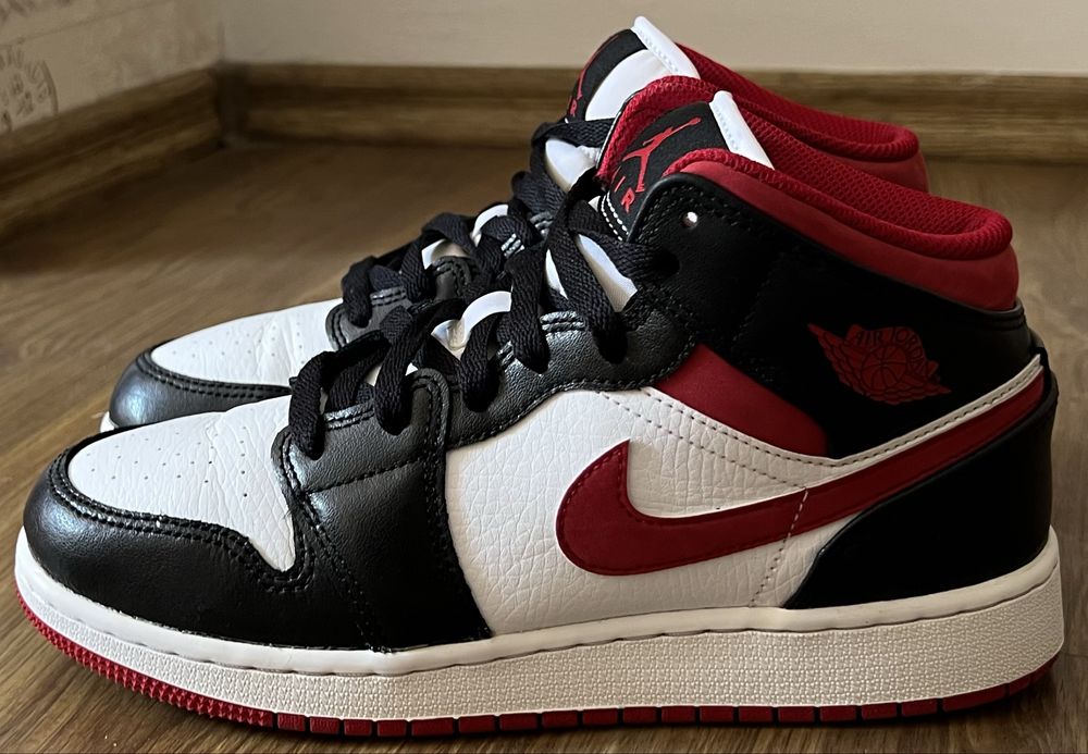 Air Jordan 1 Mid…produs original