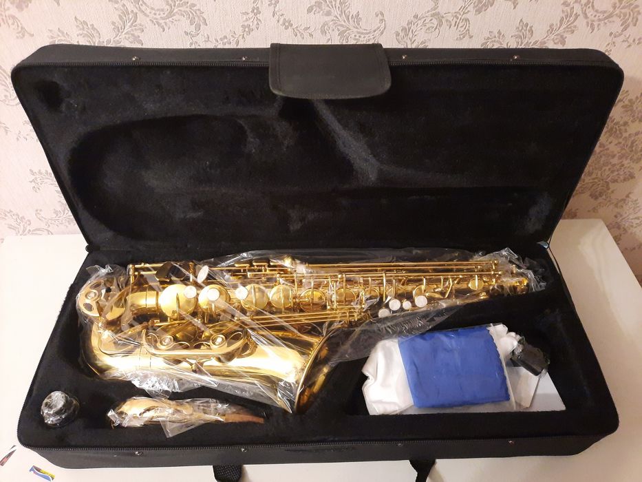 Саксофон альт. Новый.