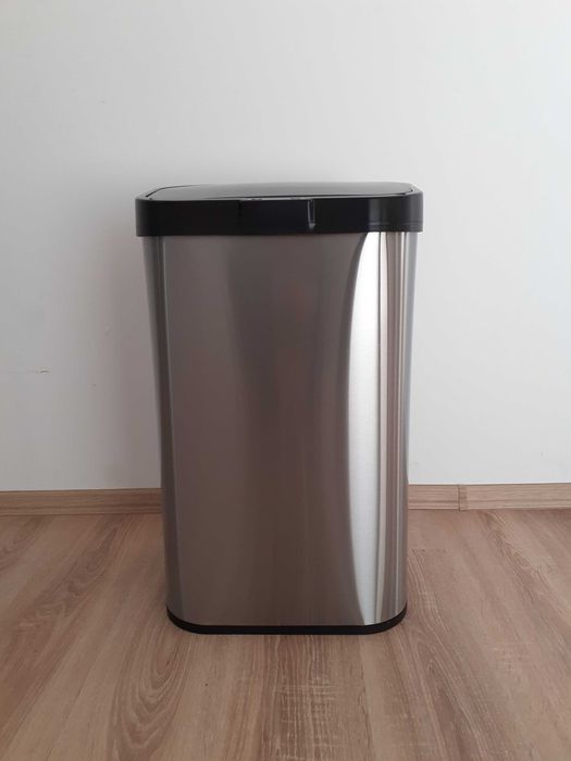 Amazon Basics автоматичен кош за отпадъци от неръждаема стомана, 60л.