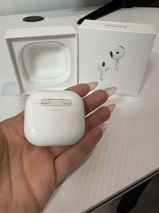 AirPods 4 with ANC - ОРИГИНАЛНИ Нови на 2 месеца.