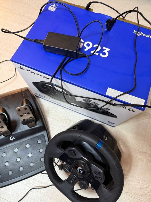 Volan Logitech G923 Trueforce pentru PS5, PS4 and Pc