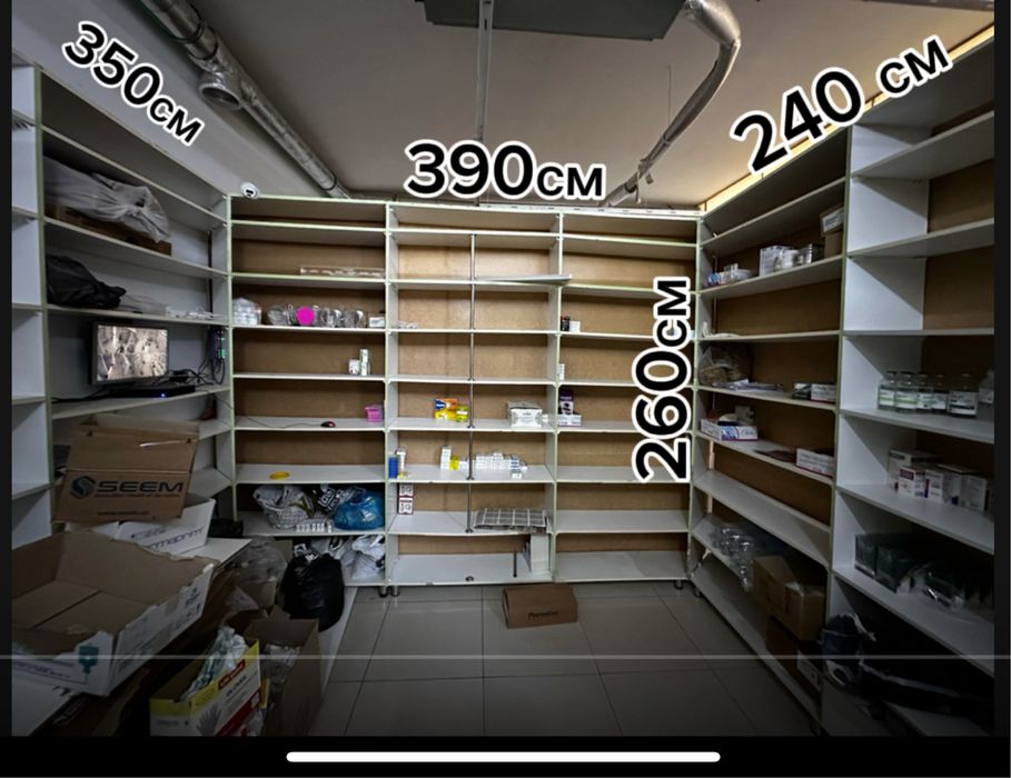 Витрина, шкаф, полки, стол, стул.