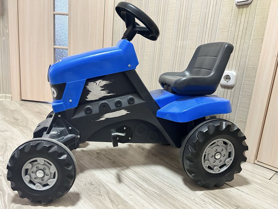 Синий трактор с прицепом