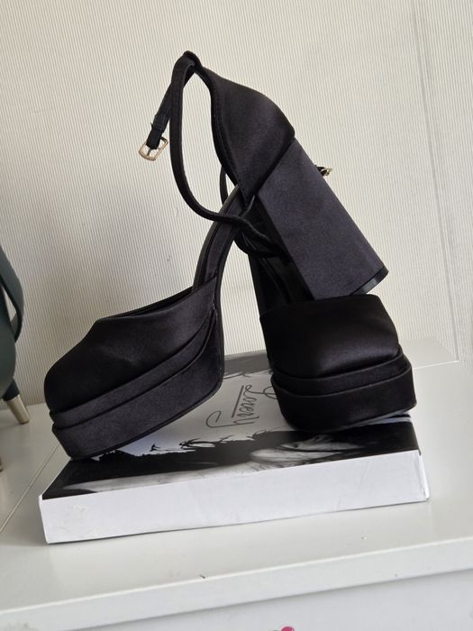 Дамски обувки на висок ток