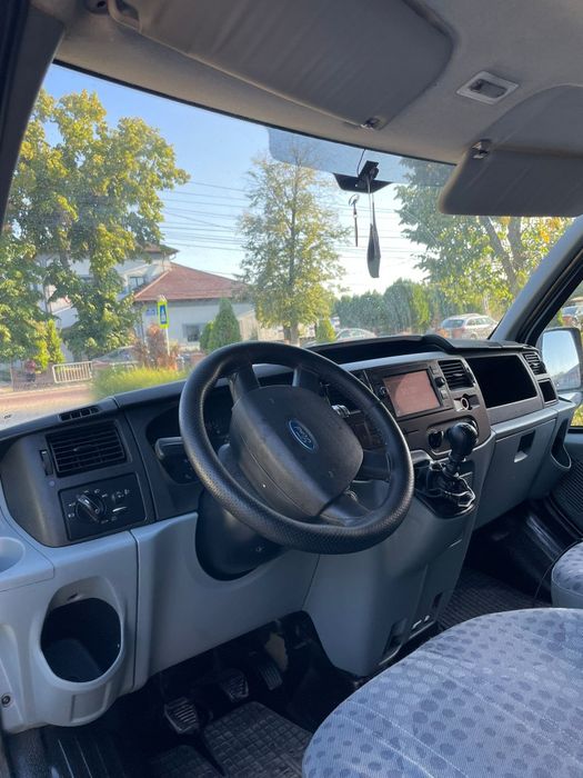 Vând Ford transit 8+1