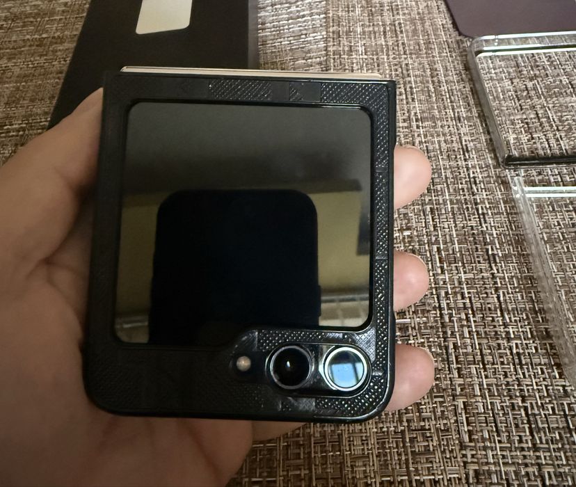 Продавам Samsung Galaxy Z Flip 5 512GB 8 RAM като НОВ