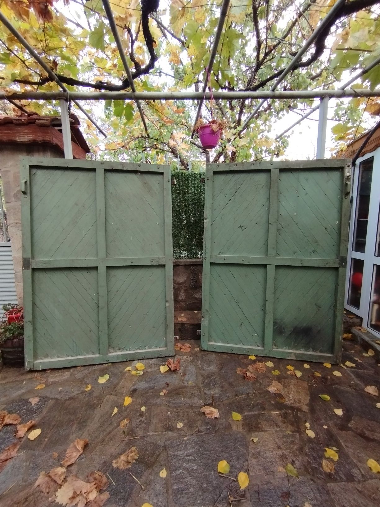 Дървени врати порти за гараж