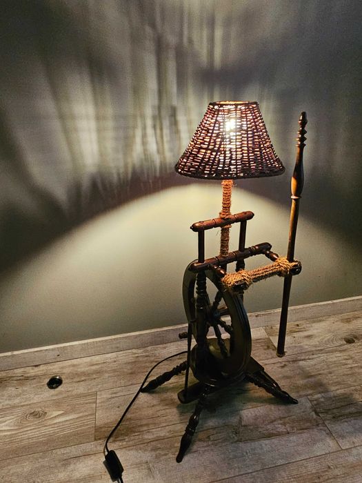 Lampadar din roata de tors,vintage