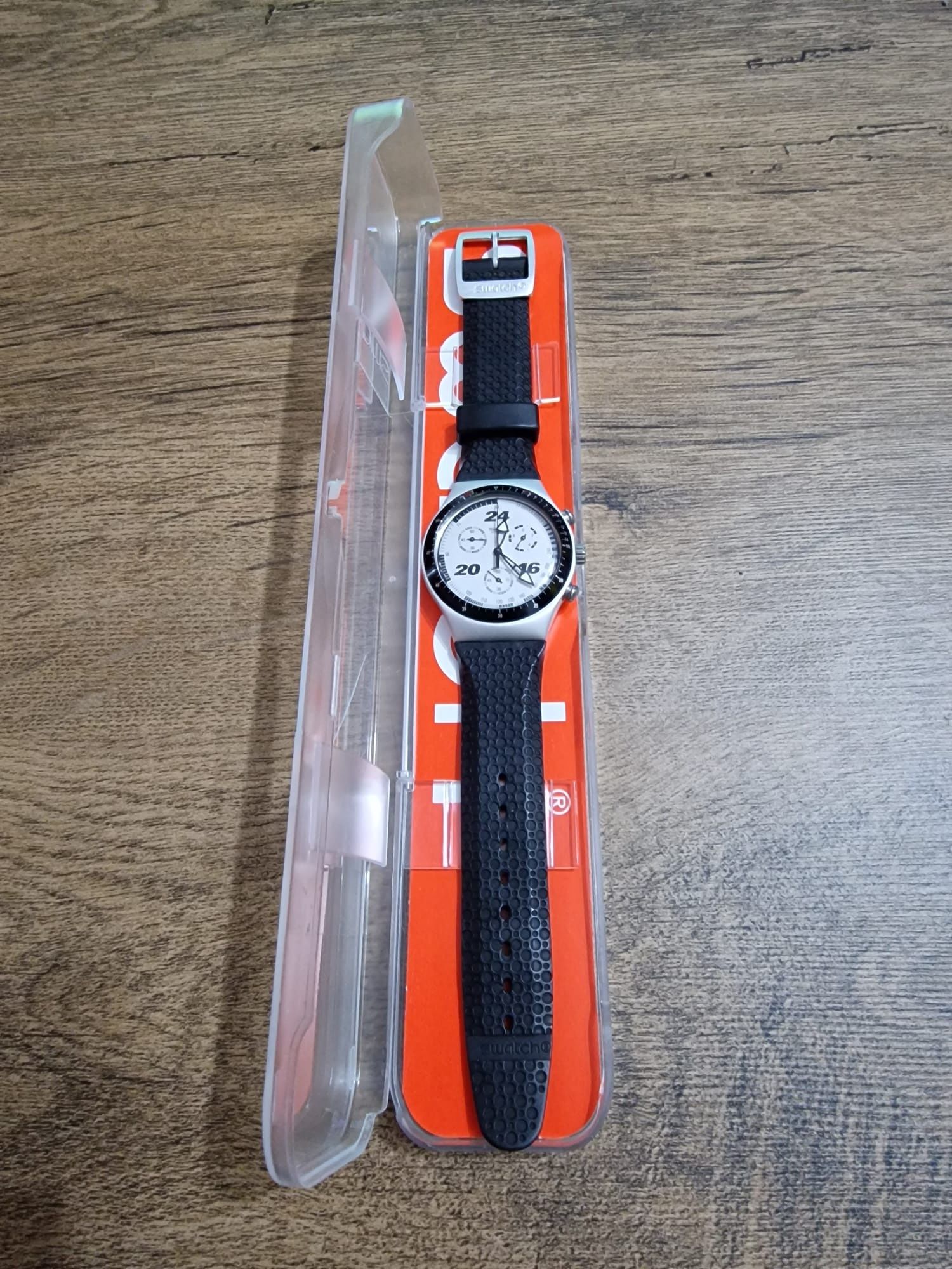 Swatch alb si gri/negru