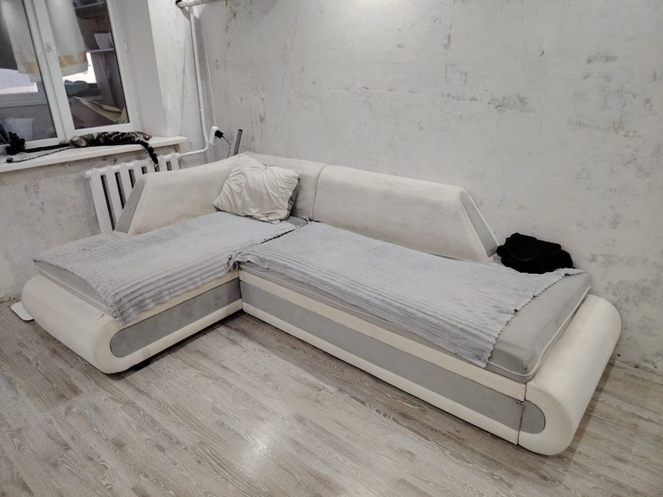 Отдам даром угловой диван +пуфик