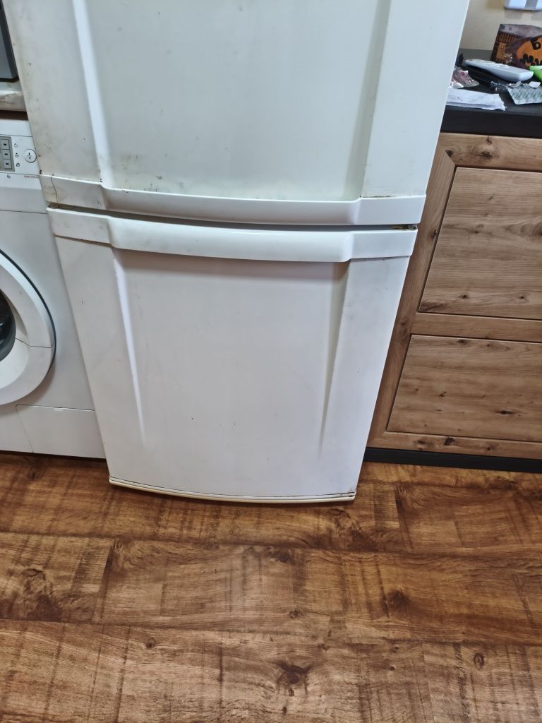 Продавам хладилник Електролукс