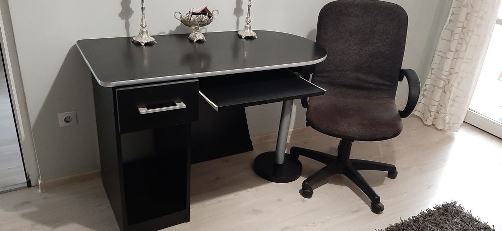 Masă și scaun de birou