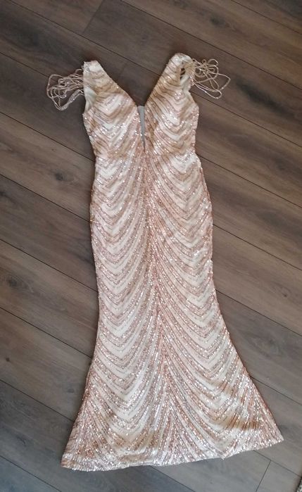 Официална    рокля