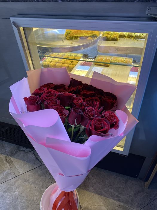 Роза метровые красный