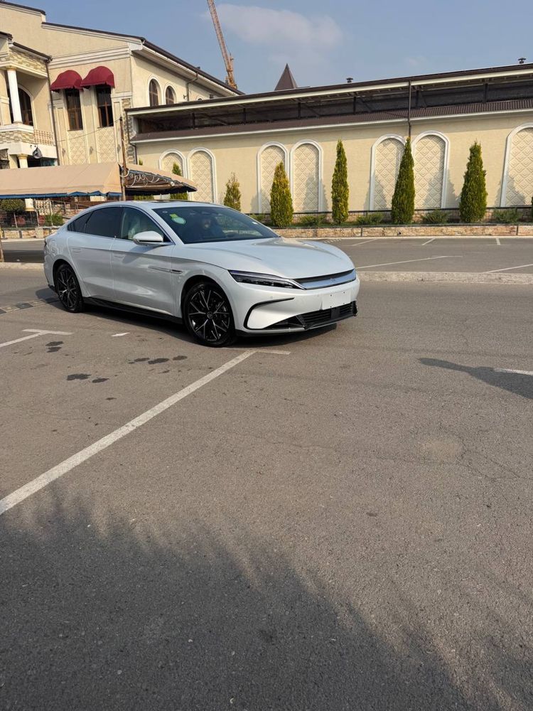 BYD Han 2024 – Atigi 12 000 km, umuman urilmagan, toza