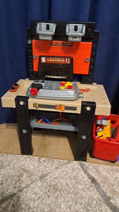 Детска работна маса с инструменти