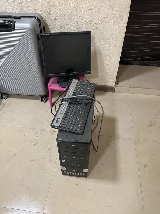 компьютерный блок, монитор и клавиатура