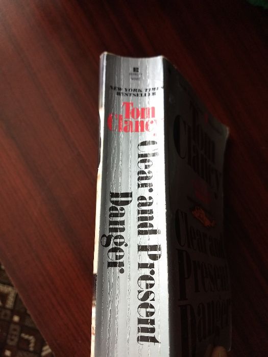Книга на Том Кланси/Tom Clancy на английски "Clear and Present Danger"